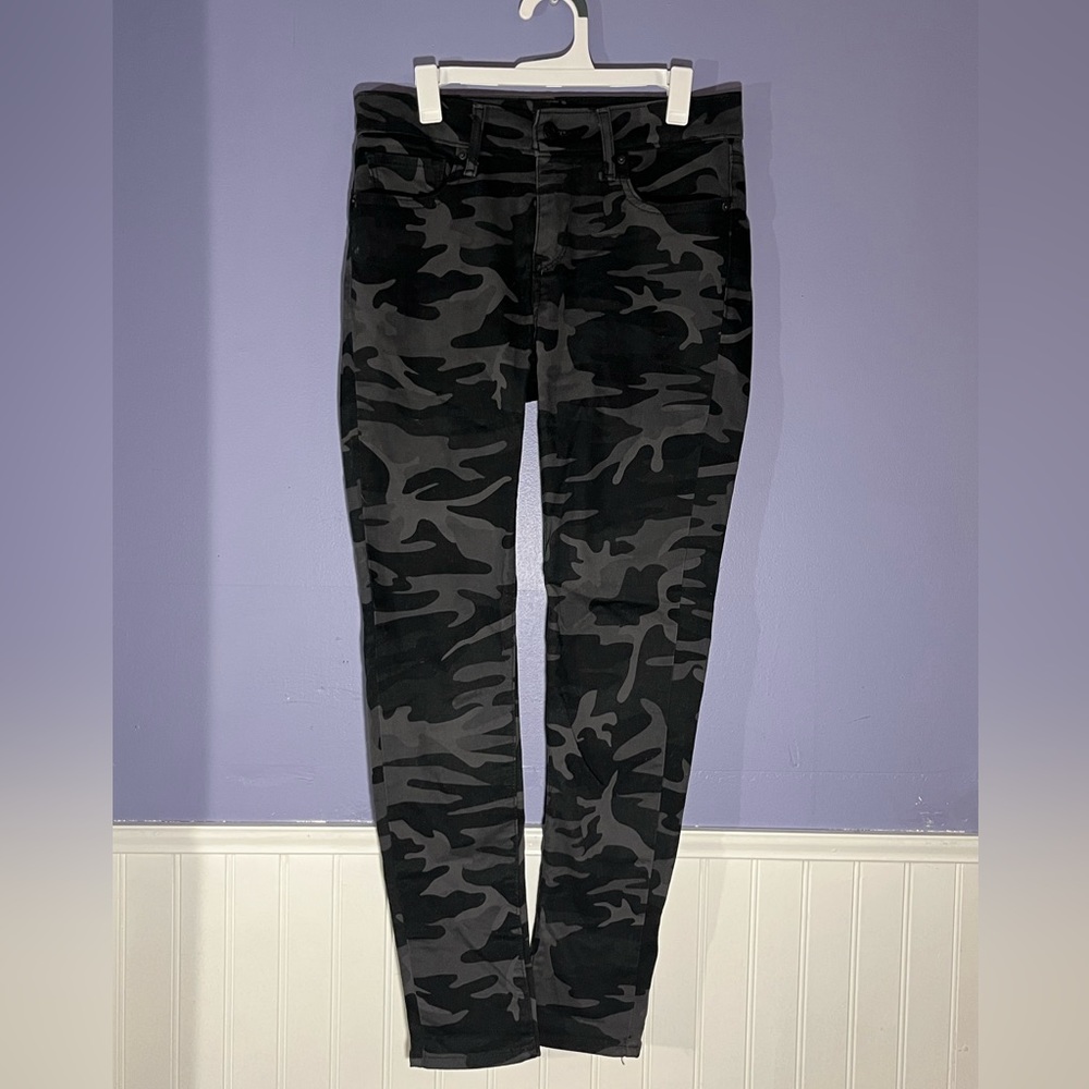 Levi’s 711 Skinny Jean in black and gray camouflage size 25